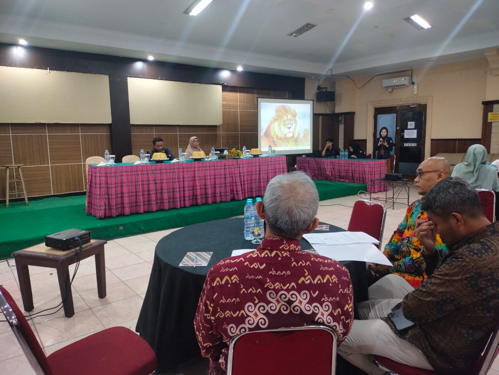 Kordiv P3S Bawaslu Kota Parepare dan Komisioner KPU Kota Parepare duduk di depan membawakan materi