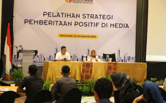 Foto Ibu Ketua dan Pak Kabag Hukum, Humas dan Datin Bawaslu Provinsi Sulawesi Selatan