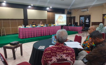 Kordiv P3S Bawaslu Kota Parepare dan Komisioner KPU Kota Parepare duduk di depan membawakan materi