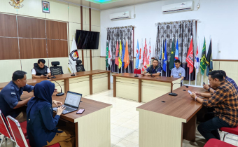 Kordiv P3S Bawaslu Kota Parepare duduk disebelah kanan bersama staf Penanganan Pelanggaran